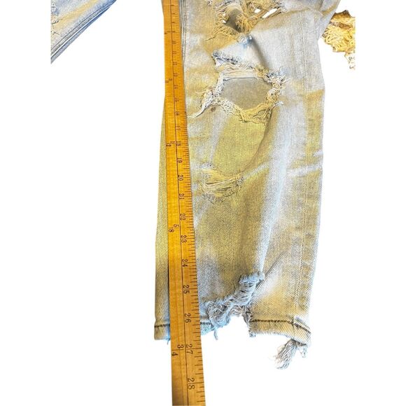 American Eagle woman’s18 Regular Denim Mom Jeans Blue torn Distress light wash - Picture 6 of 6